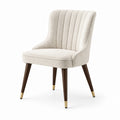 Chaise en tissu beige avec pieds en bois et détails dorés