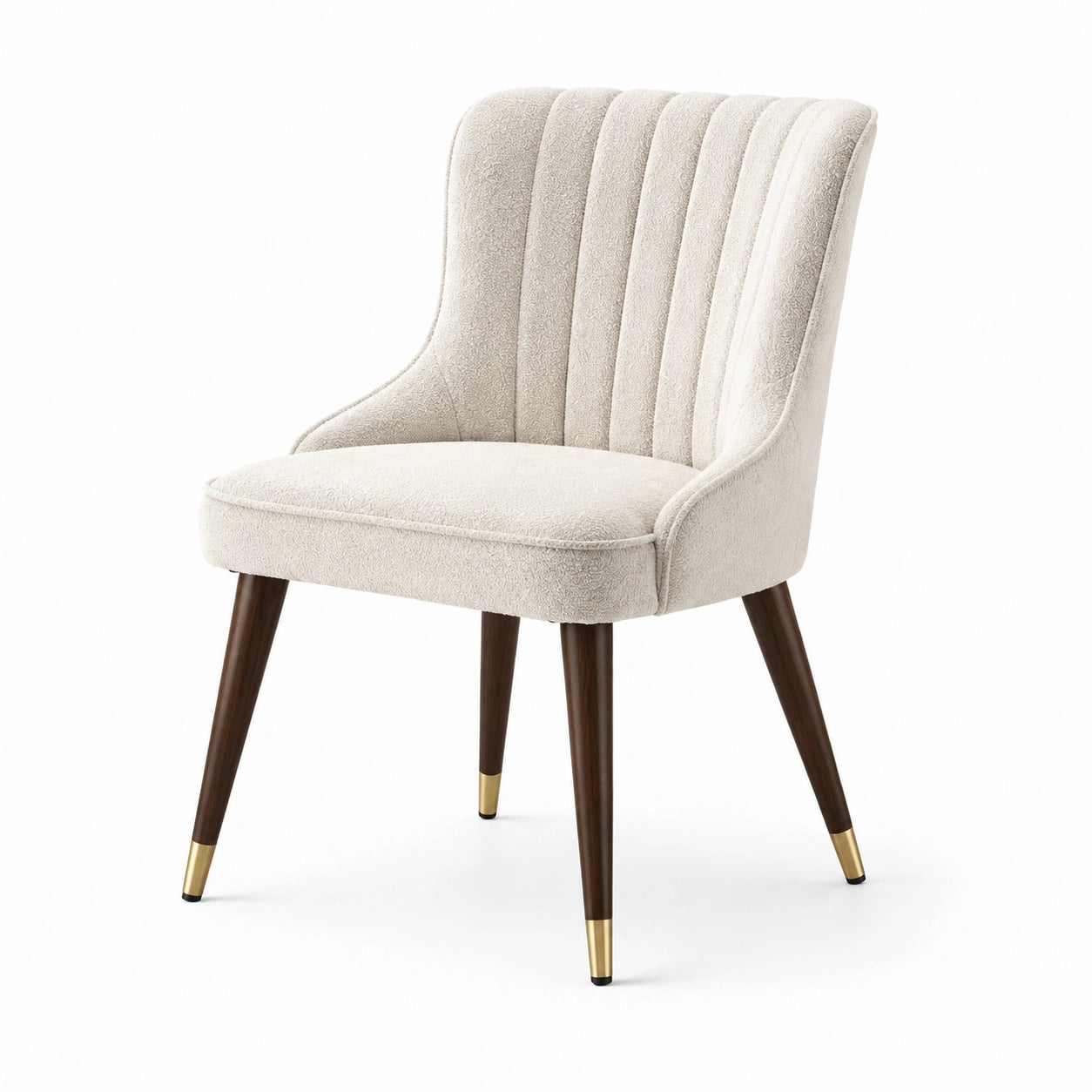Chaise en tissu beige avec pieds en bois et détails dorés