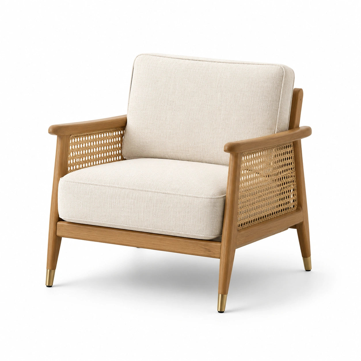 Fauteuil en bois avec accoudoirs en rotin et coussins en tissu beige